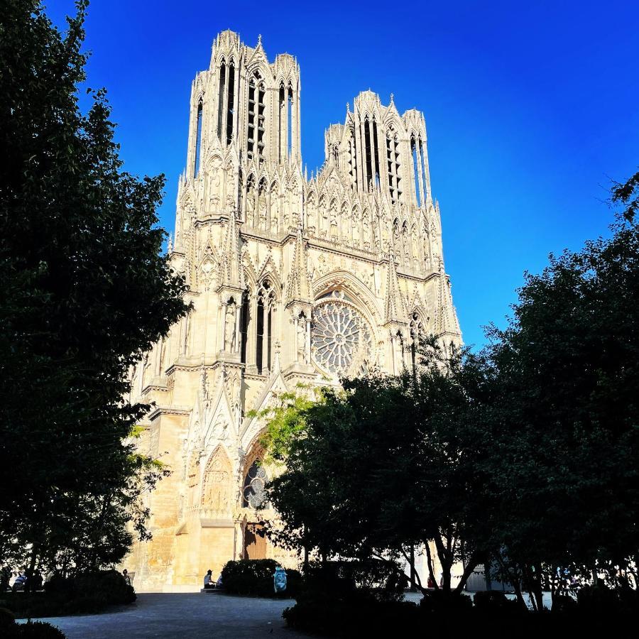 Charme De L'Ancien Pour Cet Appartement Entierement Renove Dans L'Hypercentre De Reims Exterior foto